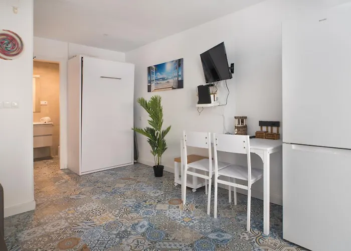 Perla - 2 Personas Con Piscina, Ac Y Wifi A 1 Min De La Playa Fuengirola